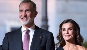 Filippo e Letizia di Spagna ricreano la loro prima foto insieme: 20 anni d’amore