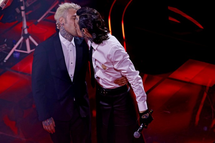 Il bacio di Fedez e Rosa Chemical a "Sanremo"