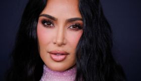 Kim Kardashian, il “reggiseno con i capezzoli” che fa bene al pianeta: è subito polemica