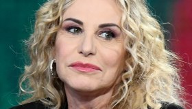 Antonella Clerici costretta a letto: salta (di nuovo) “È sempre mezzogiorno”
