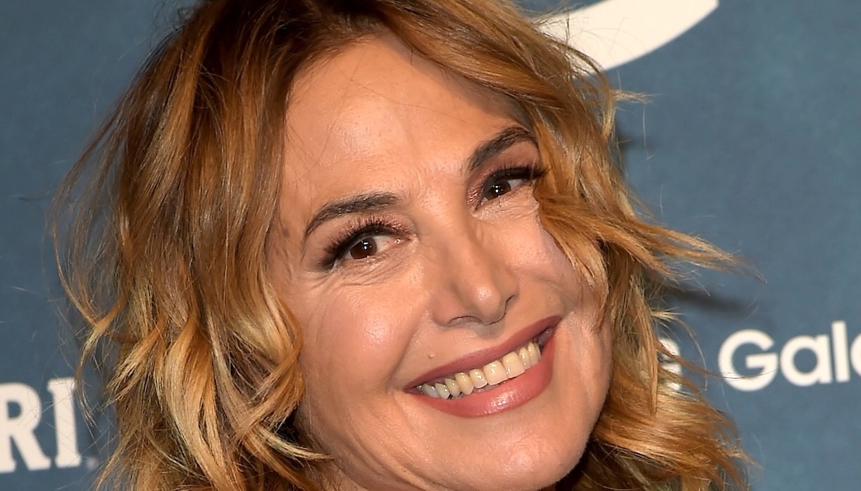 Barbara D’Urso torna in Italia e non risparmia l’ennesima frecciata a Mediaset