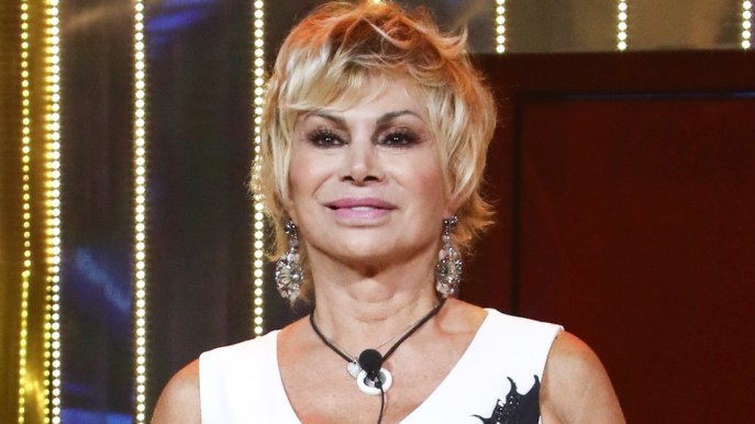Carmen Russo compie 64 anni: le lacrime in tv per il regalo della figlia Maria