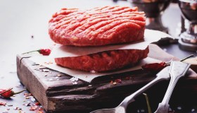 Carne, come conservarla correttamente in frigorifero o nel congelatore