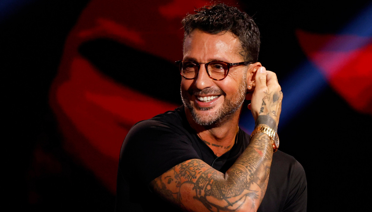 Fabrizio Corona è tornato, la rinascita del re dei paparazzi è ufficiale: le mosse