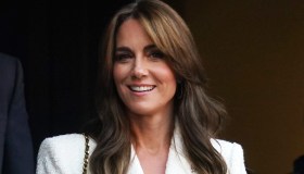 Kate Middleton allo stadio: giacca bianca da 35 euro e borsa-gioiello