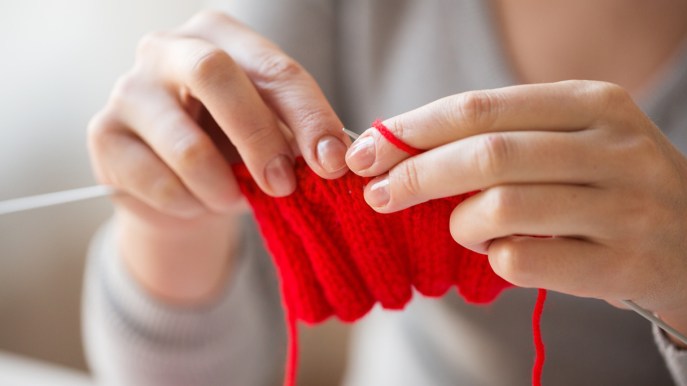 Lanaterapia, perché lavorare a maglia aiuta i bimbi in ospedale e i loro familiari
