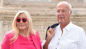 Mara Venier, il marito Nicola Carraro in sedia a rotelle: la foto su Instagram. Gaffe di Fabrizio Corona