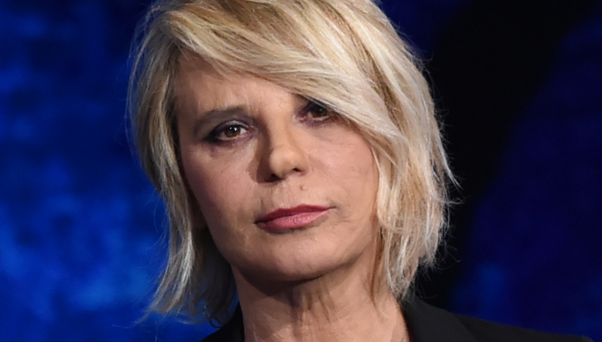 “Uomini e Donne” nel caos, Maria De Filippi caccia un Cavaliere