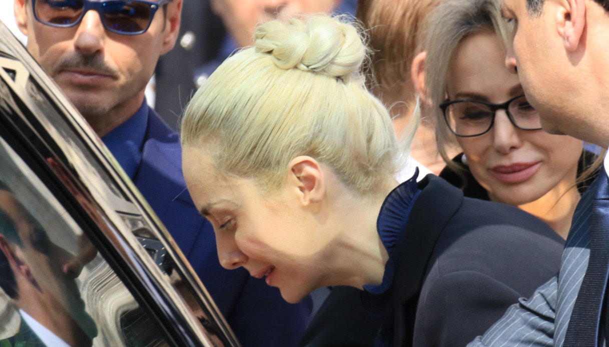 Marta Fascina vorrebbe restare nella vita di Arcore. Ma non può