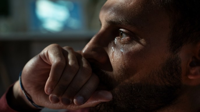 È vero che gli uomini piangono di meno? La scienza conferma