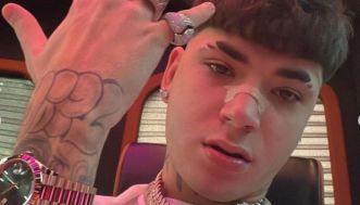 Miley Cyrus compie 31 anni e festeggia cantando Flowers