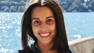 Miley Cyrus compie 31 anni e festeggia cantando Flowers