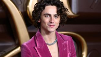 Miley Cyrus compie 31 anni e festeggia cantando Flowers