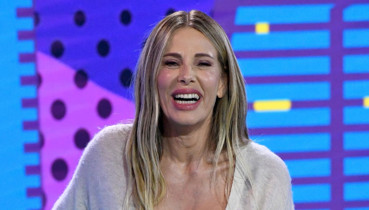 Alessia Marcuzzi compie 51 anni, l’outfit improbabile e gli auguri vip