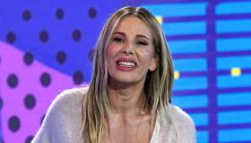 Alessia Marcuzzi a “Boomerissima” cede (di nuovo) al corpetto e conquista