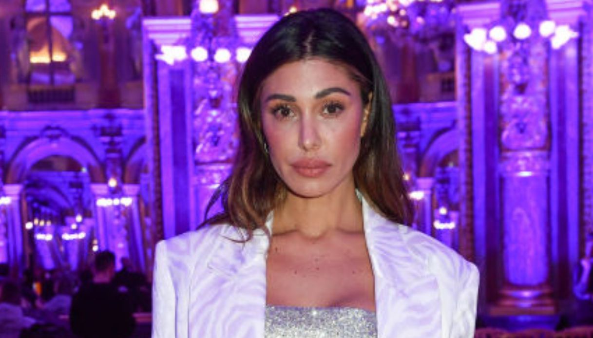 Belen Rodriguez alle Maldive in bikini bianco: la vacanza d’amore (e le critiche)