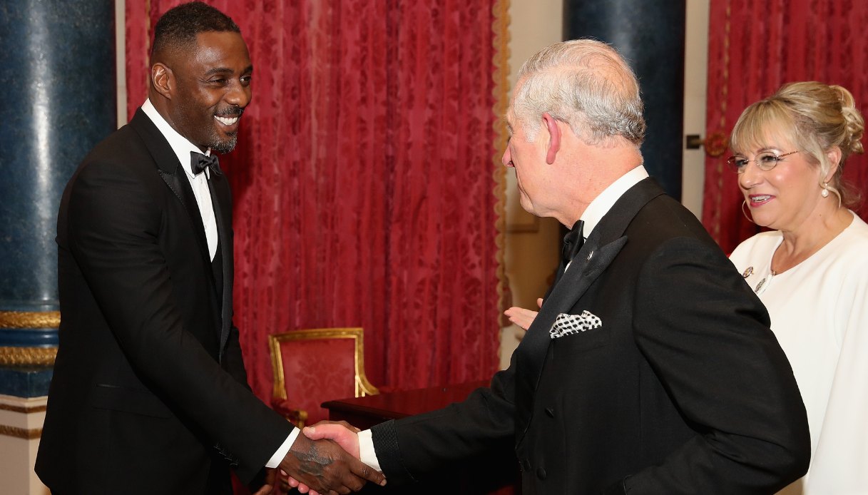 Carlo III, allora Principe di Galles, saluta l'attore Idris Elba