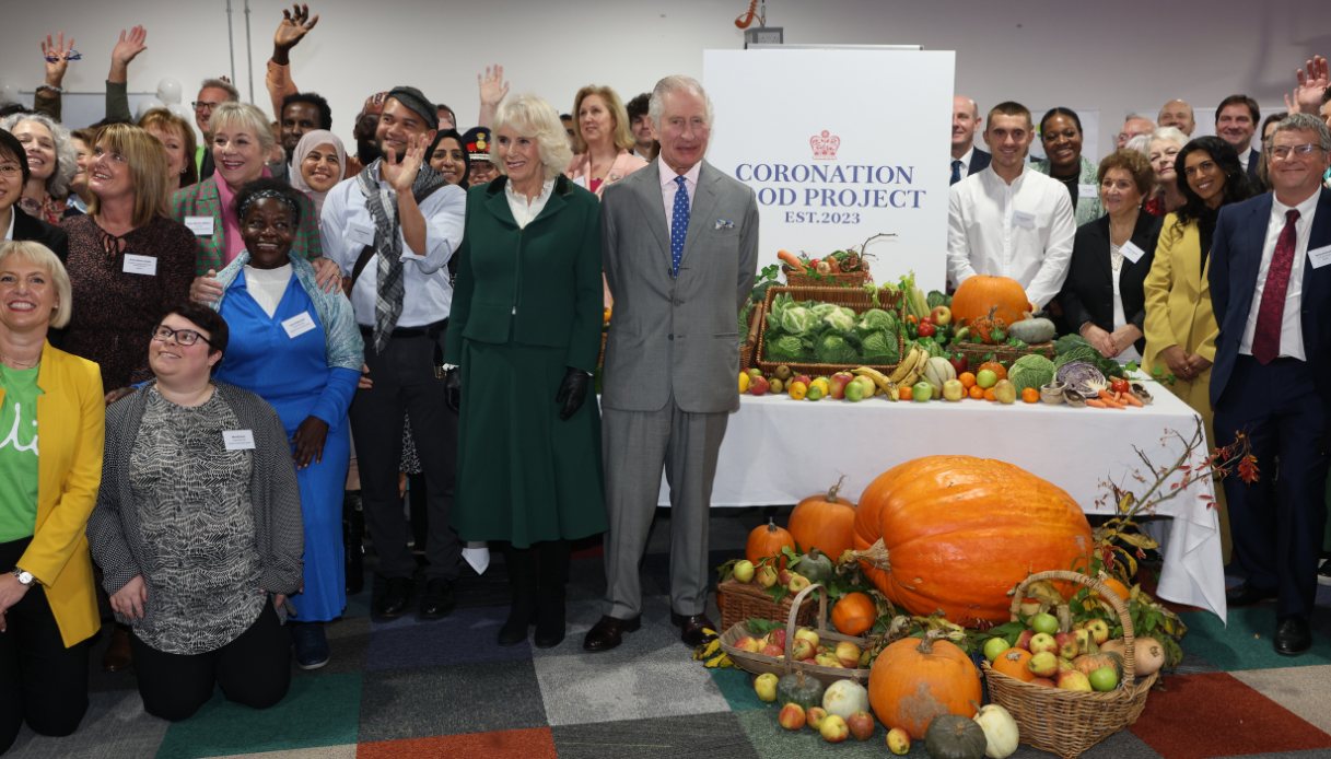 Re Carlo III e la Regina Camilla posano per una foto con il personale durante il lancio del Coronation Food Project e la visita al South Oxfordshire Food and Education Alliance