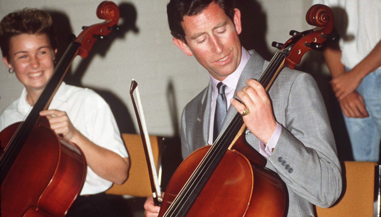 Carlo suona il violoncello alla Scuola di Musica del Victorian College of Arts di Melbourne, in Australia nel 1988