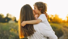 Il “cocco” di mamma? È il figlio maschio. La scienza conferma