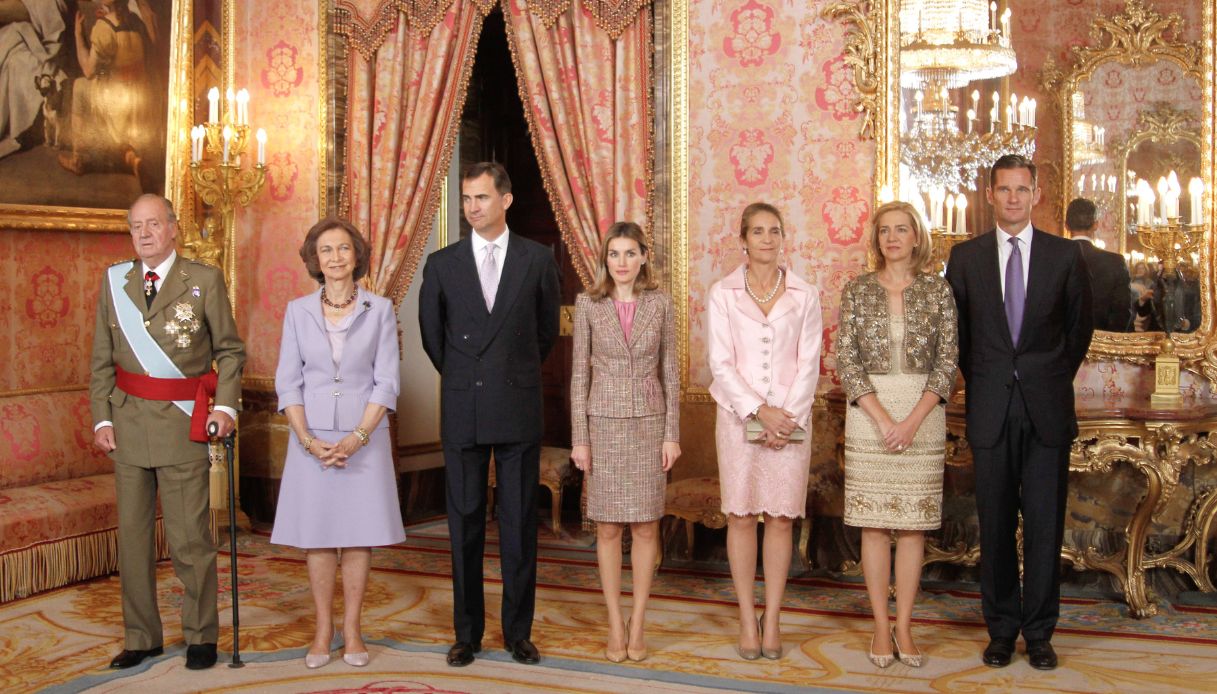 La famiglia reale spagnola nel 2011: Re Juan Carlos, la Regina Sofia, il Principe Felipe, la Principessa Letizia, la Principessa Elena, la Principessa Cristina e il marito (oggi ex) Iñaki Urdangarin.