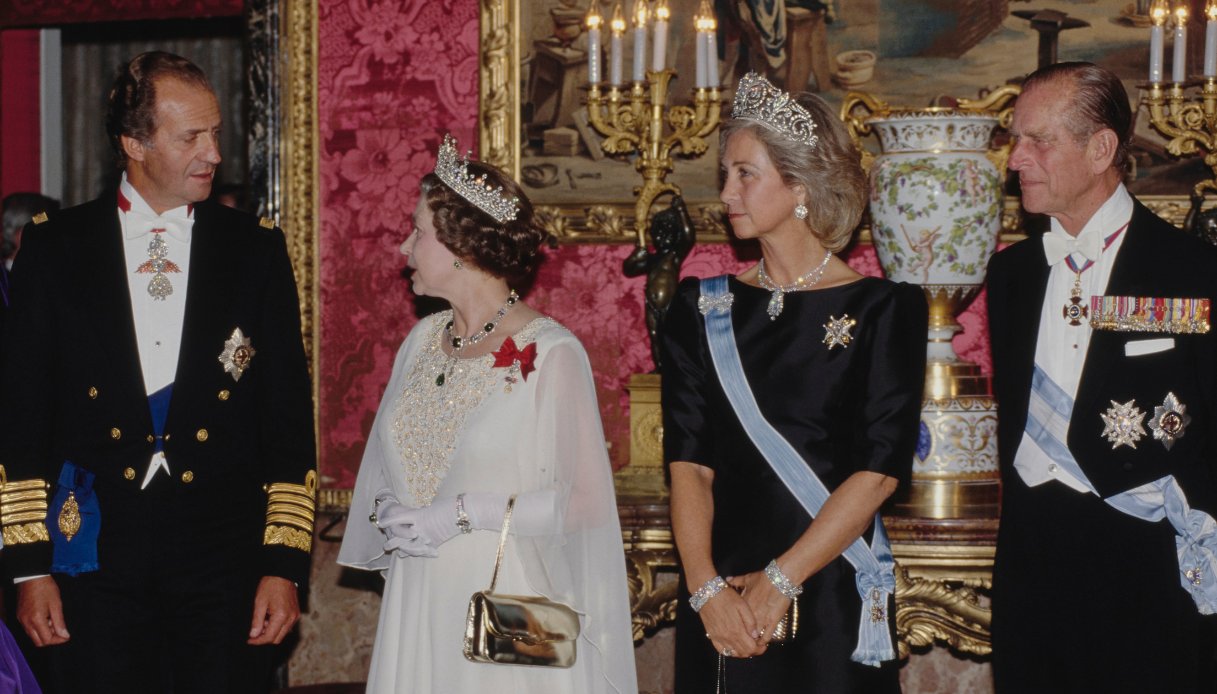 La Regina Elisabetta con il Re Juan Carlos, la Regina Sofia e il Principe Filippo al banchetto di Stato a Madrid, il 17 ottobre 1988