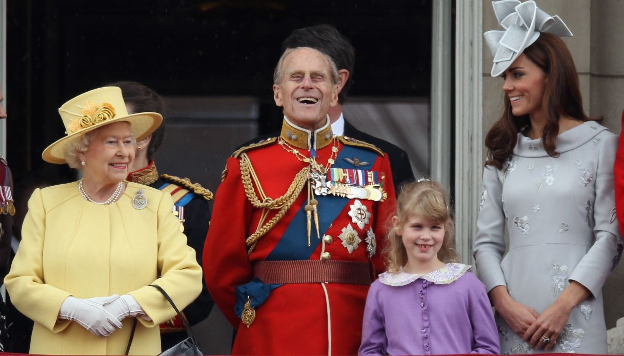 La Regina Elisabetta II, il Principe Filippo, Duca di Edimburgo, Lady Louise Windsor e Catherine, allora Duchessa di Cambridge, al balcone di Buckingham Palace dopo la cerimonia del Trooping the Colour nel 2012