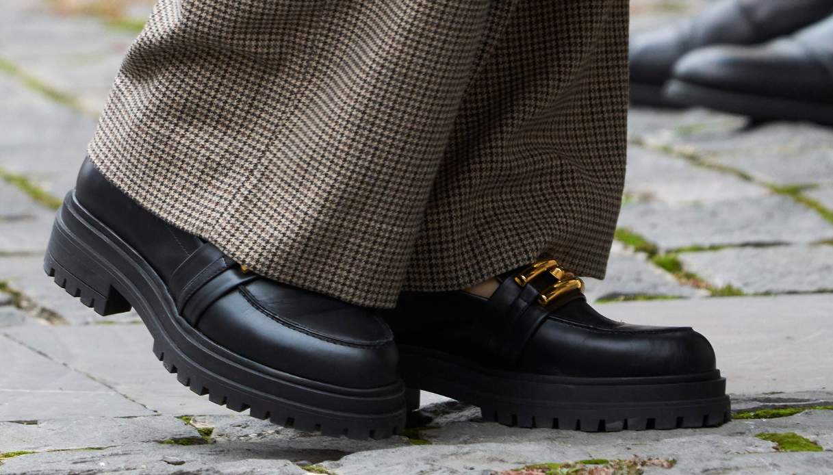 Letizia di Spagna, cambia stile: trench di pelle e mocassini con plateau