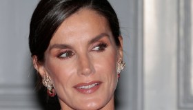 Letizia di Spagna in Danimarca: cappotto bianco e abito rosso