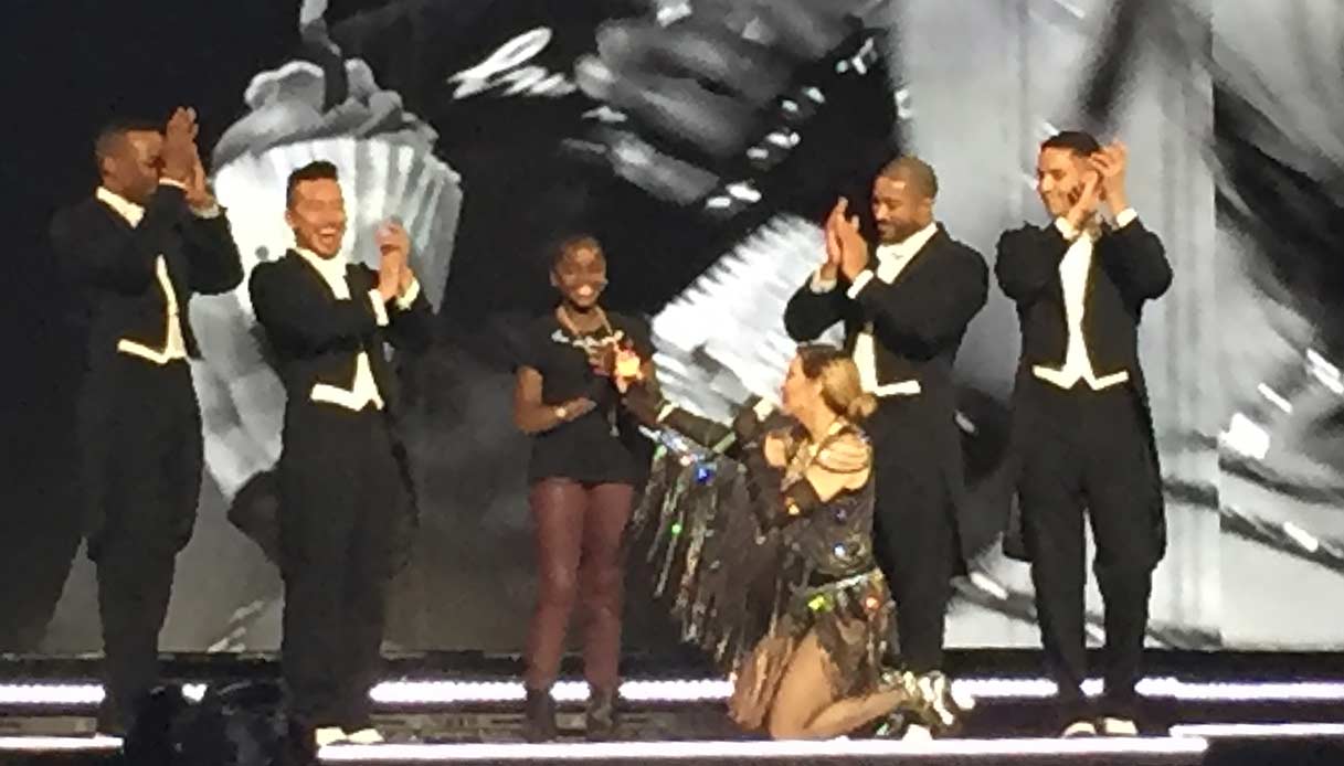 Madonna con la figlia Mercy sul palco nel 2016