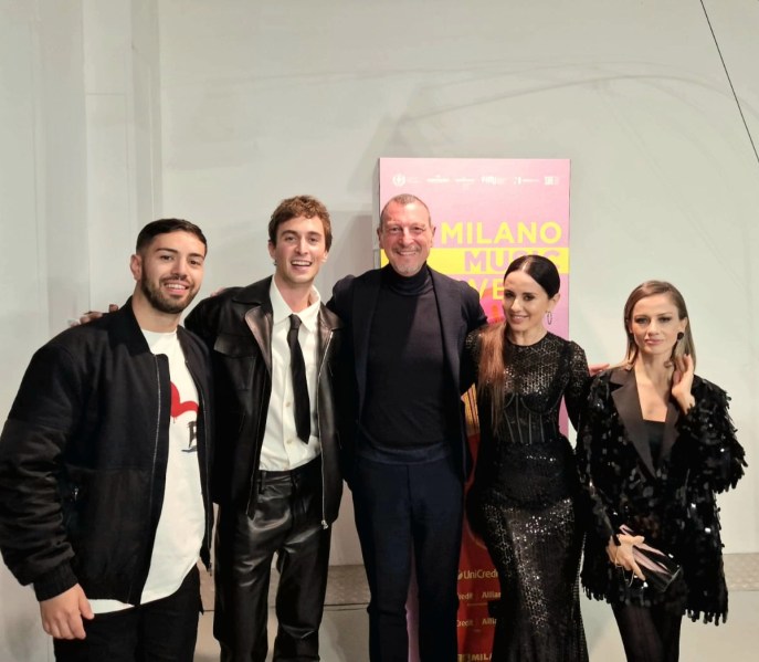 Il cast di "PrimaFestival" insieme ad Amadeus alla "Milano Music Week"