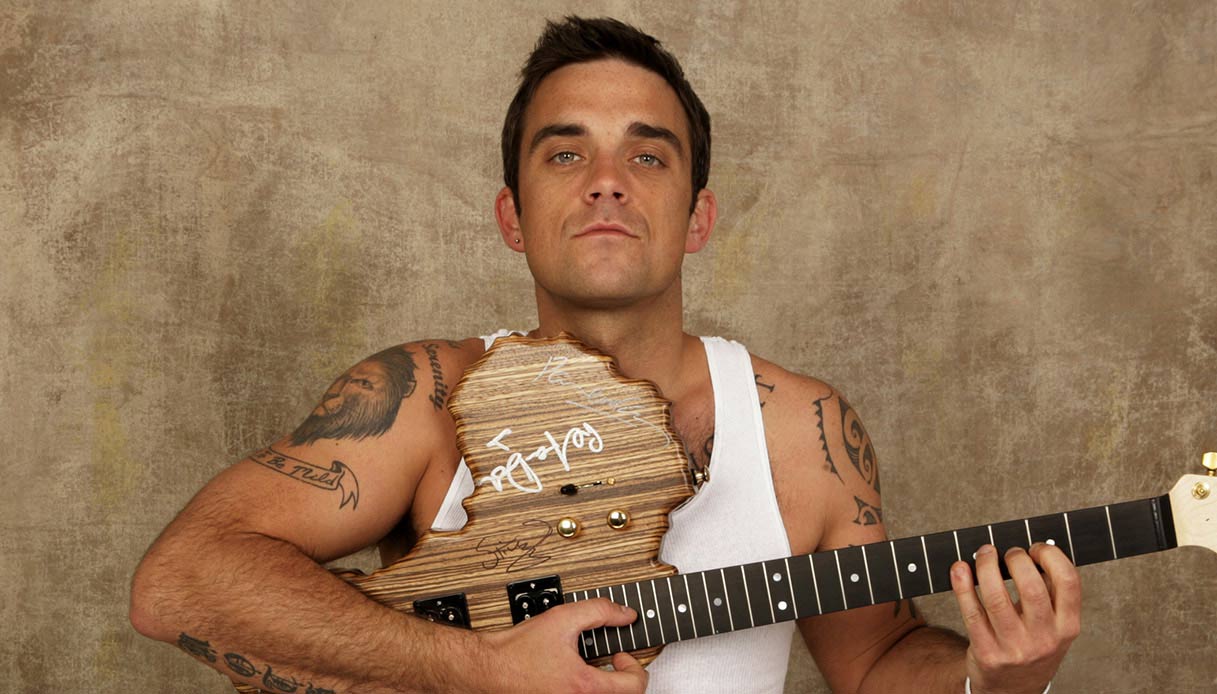 Robbie Williams compie 50 anni: tutti i suoi amori. E perché sono finiti