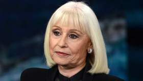 È morto il costumista Luca Sabatelli, la mente dietro i look più iconici di Raffaella Carrà