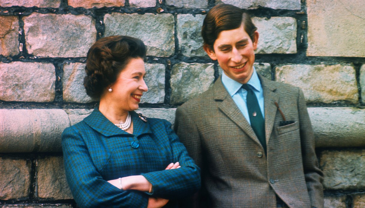 Carlo insieme alla madre Elisabetta II nel 1969