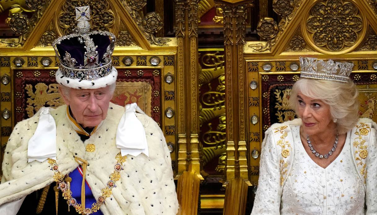 Re Carlo III siede accanto alla Regina Camilla durante l'apertura del Parlamento