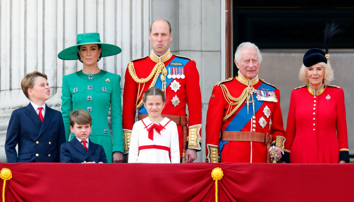 Carlo III insieme alla moglie, al figlio William, alla nuora Catherine e i figli durante il Trooping the Colour 2023