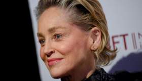 Sharon Stone, è suo il perfetto look d’argento per le Feste di Natale