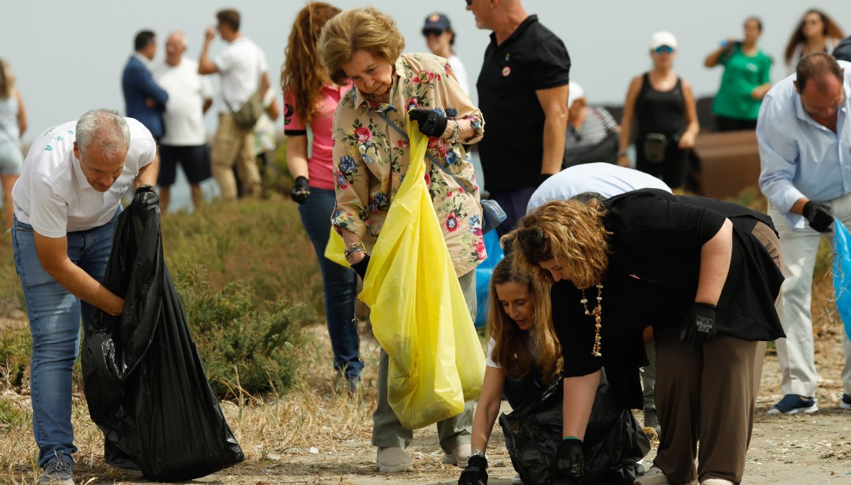 La Regina Sofia partecipa alla campagna "1m2 per le spiagge e i mari", sulla spiaggia di Caleta del Estacio, il 16 settembre 2023