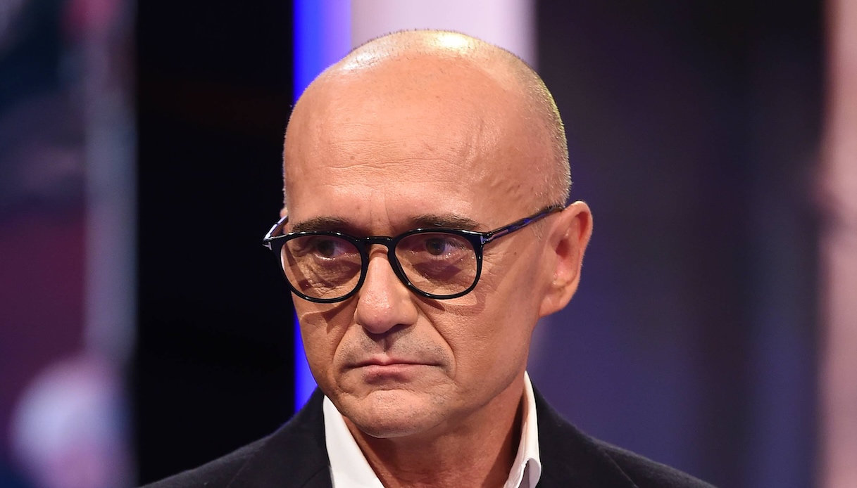 “Grande Fratello”, Signorini invitato in Rai: la dura reazione di Mediaset