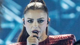 Annalisa, gli Anni ’80 sono tornati: i look retrò del concerto al Forum