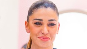 Belen Rodriguez, bikini da sogno alle Maldive. Ma le critiche non si fermano