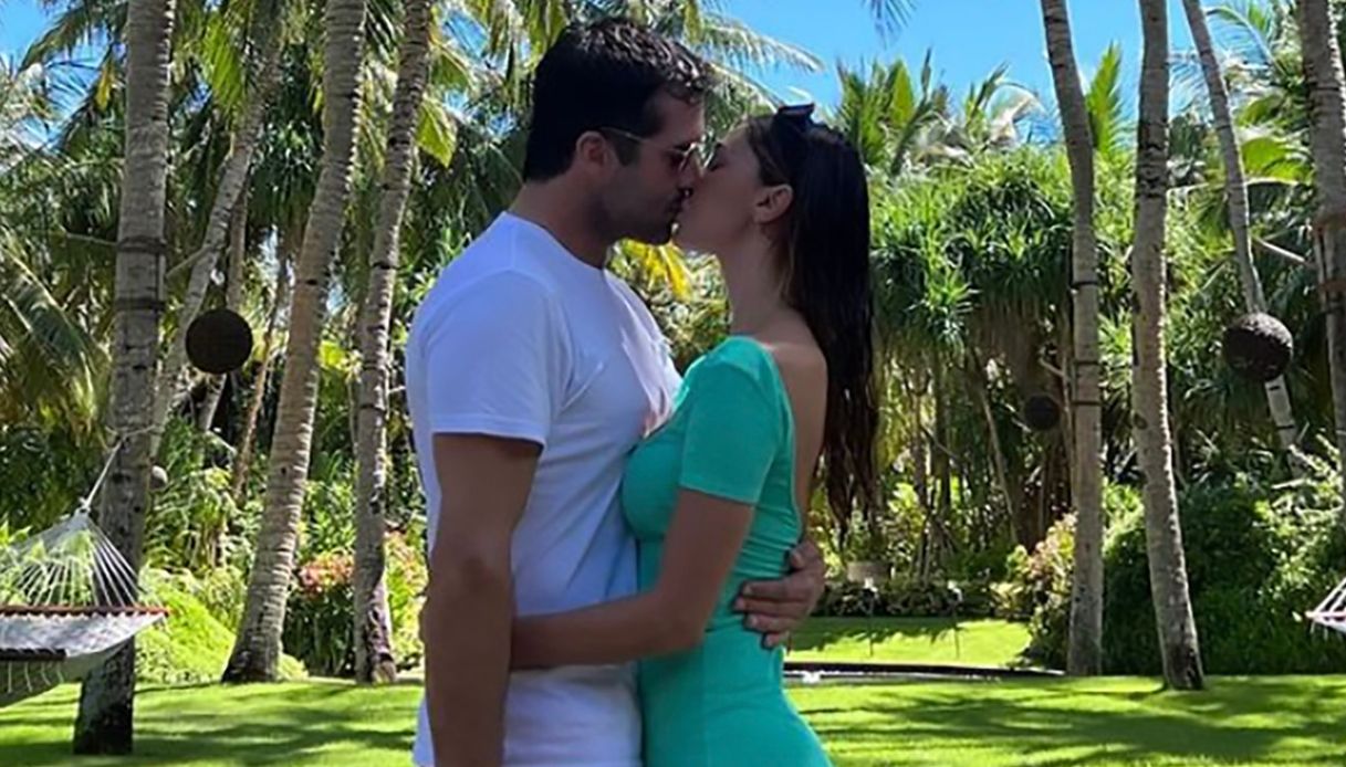 Belen Rodriguez mostra l’anello di Elio: “Sì”. La foto su Instagram