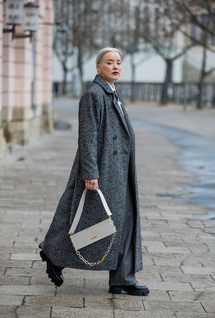 donna con cappotto in tweed