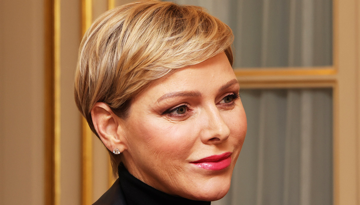 Charlene di Monaco: cappotto-gioiello e viso sciupato alla Croce Rossa