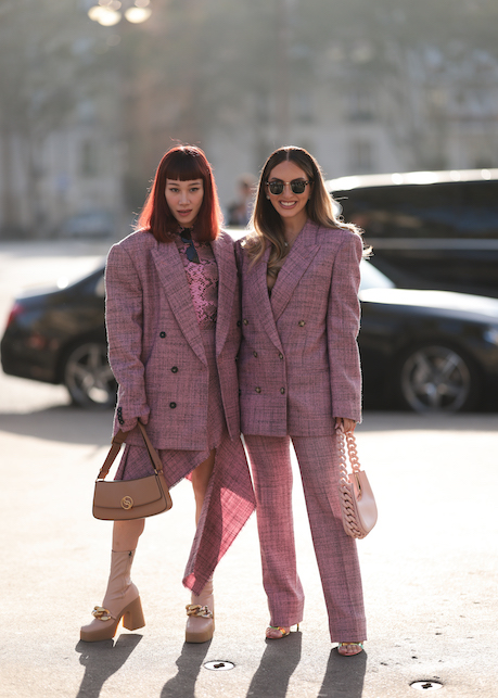 ragazze con completo in tweed rosa