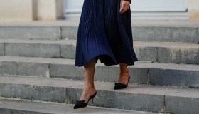 Outfit con la gonna a pieghe blu, ecco quali scegliere