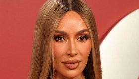 Kim Kardashian stupisce ancora, nuovo colore di capelli abbinato all’abito: il look è incredibile