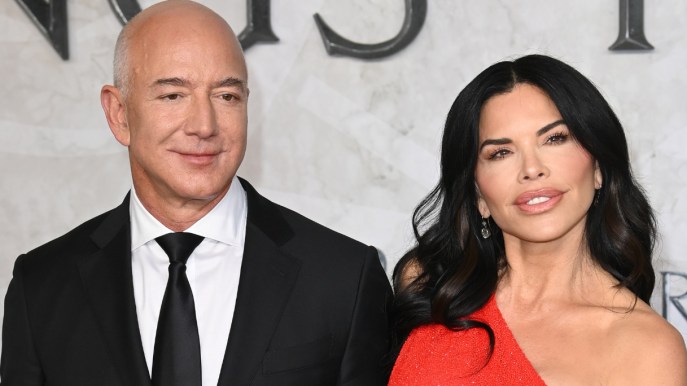 Jeff Bezos, l’uomo più ricco del mondo, posa su Vogue… Ma non convince