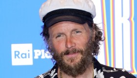 Jovanotti: “Non riesco ancora a camminare senza stampelle, dovrò operarmi di nuovo”