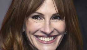 Julia Roberts irriconoscibile: il look alla francese e l’outfit che lascia senza parole